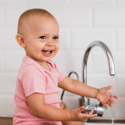 Bébé joue avec l'eau